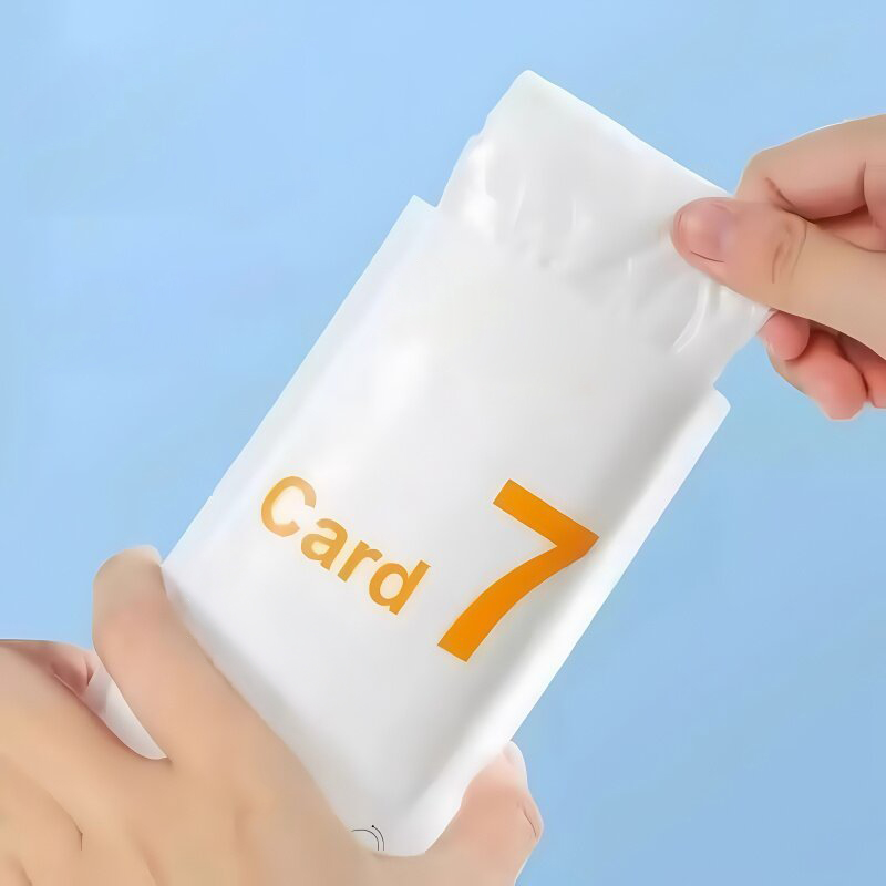 일회용 우비 제작, 로고 넣는 카드형 판촉 우비 12 일회용 우비 파우치에서 꺼내는 모습