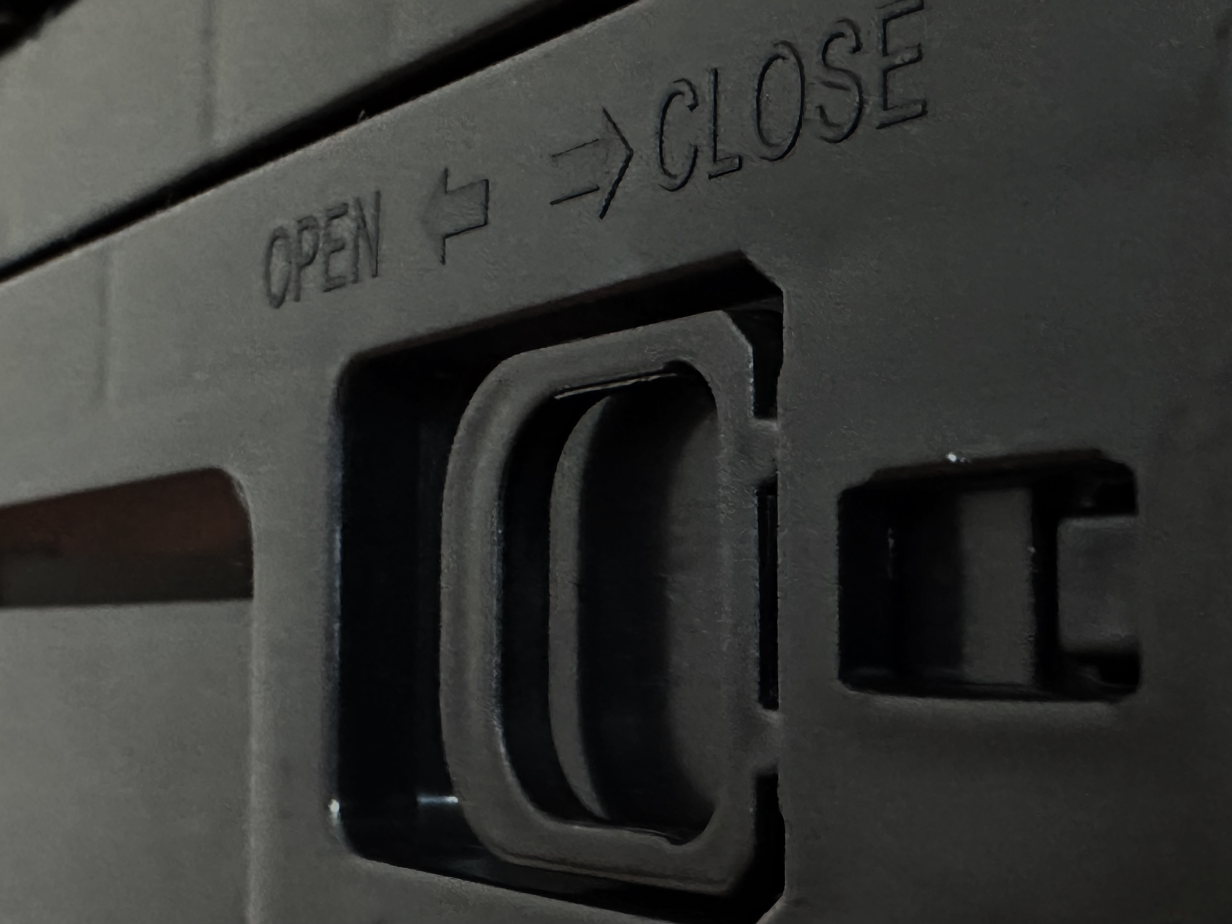 폴딩박스 옆문 OPEN CLOSE 표기와 잠금 슬라이드 버튼 클로즈업