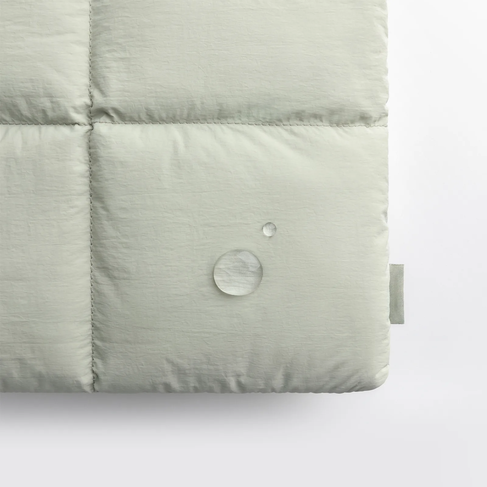 패딩 파우치 격자 누빔 원단 디테일