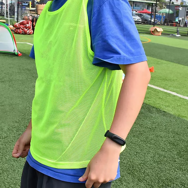 축구 연습 조끼 제작 — 색으로 팀 구분하는 메쉬 조끼, 동호회·체육대회 굿즈 5 축구장에서 메쉬 연습 조끼를 입은 모습