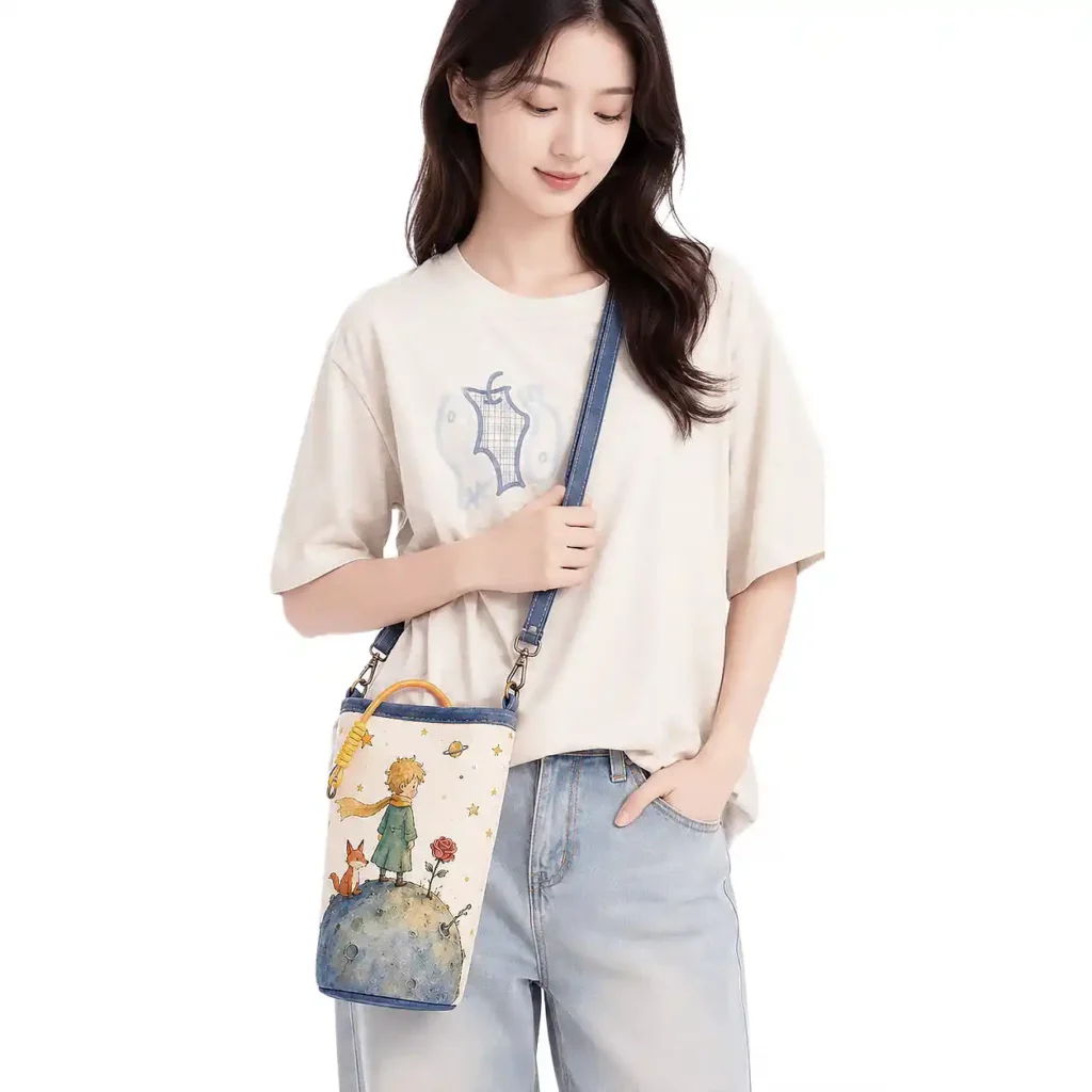 텀블러 가방 제작 — 원하는 그림과 로고 넣는 커스텀 보틀 파우치 1 텀블러 가방을 실제로 들고있는 여자